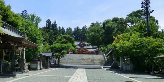 盛岡八幡宮の拝殿。御神体は拝殿からさらに階段を登った本拝殿に有り、全国的にも珍しい２つの拝殿を持つ神社である。