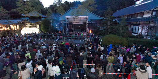 火渡り神事にむけて多くの方が来山されます