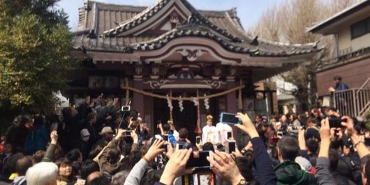 金山神社の境内