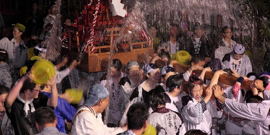 沿道からも大量のお湯が！