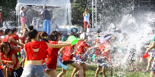 ウォーターガン・水風船・バケツ、なんでもありの水かけ祭り