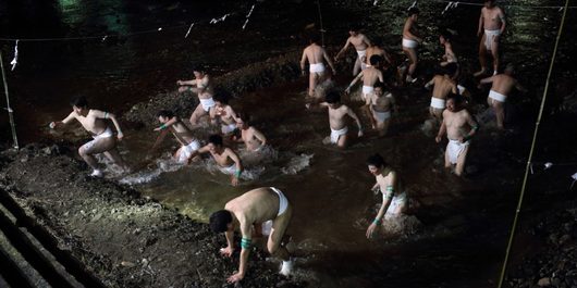 心身の健康と一家の安泰を祈るためのこの行事前は身を清めるために、はだかで川に入ります