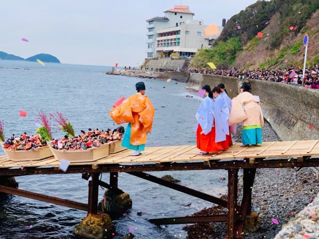 淡嶋神社　雛流しの神事