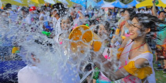 水鉄砲・水風船・バケツで敵味方関係なく水をかけ合います！