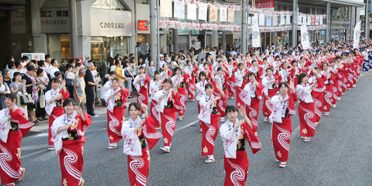 生歌に合わせて踊る『うねめ踊り流し』※2021年中止