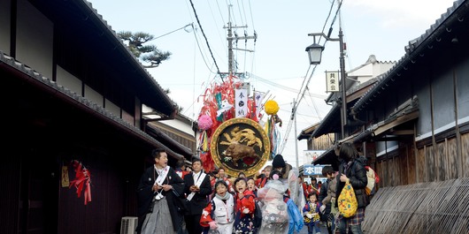 町並みを通る左義長