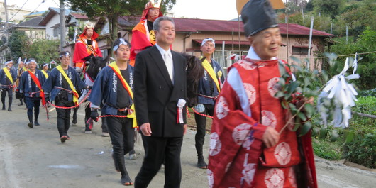 神主を先頭に、馬場を清めている