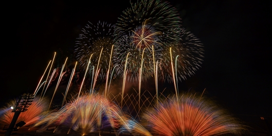 新年の幕開けを彩るサーキットの劇場型花火 