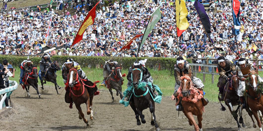 先祖伝来の旗指物をなびかせて疾走する甲冑競馬