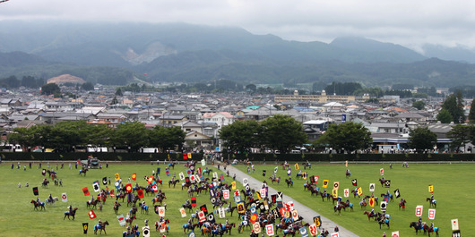 雲雀ヶ原祭場地に集結する騎馬武者たち