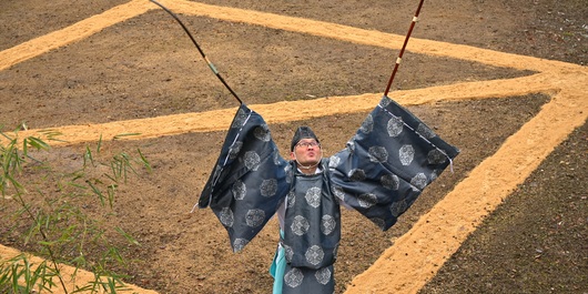 宮司が東西南北で天を仰ぎ弓と矢を頭上で打ち鳴らします。