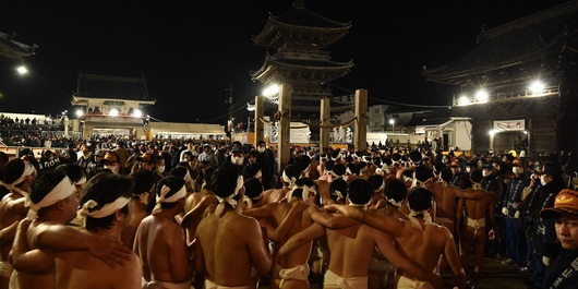 四本柱をくぐる