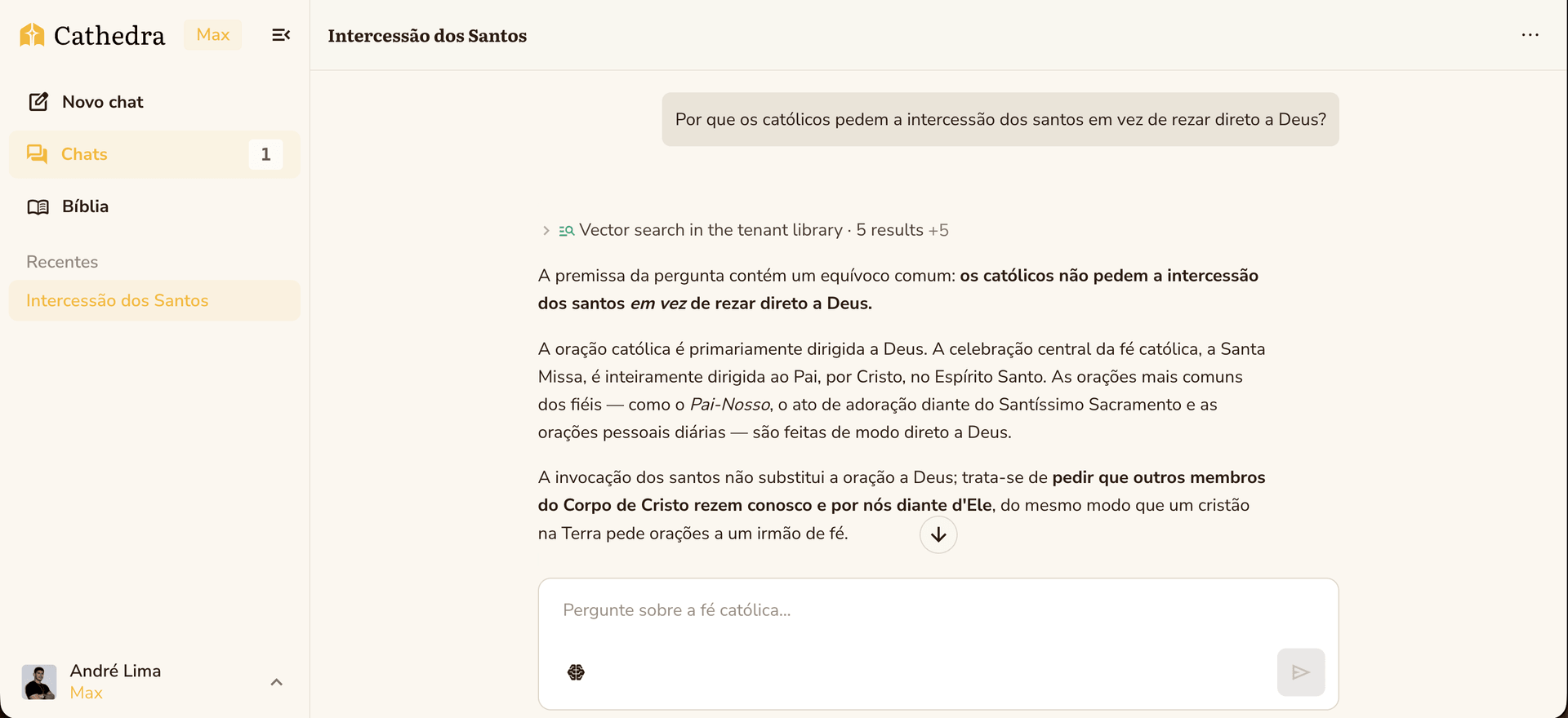 Captura real da interface do Cathedra em funcionamento respondendo à pergunta: 'Por que os católicos pedem a intercessão dos santos em vez de rezar direto a Deus?'