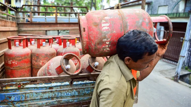 LPG Price Hiked: नए साल  के पहले दिन महंगाई की मार, 111 रुपये महंगा हुआ LPG सिलेंडर