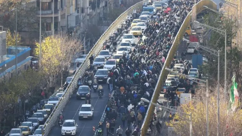 Iran protests: खतरे में खामेनेई सरकार! 'तानाशाह मुर्दाबाद' के लगे नारे... सड़कों पर उतरे कई लोग