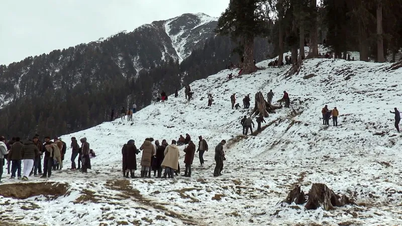 पहाड़ों पर हो रही बर्फबारी का असर मैदानों तक, दिल्ली-यूपी-बिहार समेत 11 राज्यों के लिए अलर्ट जारी