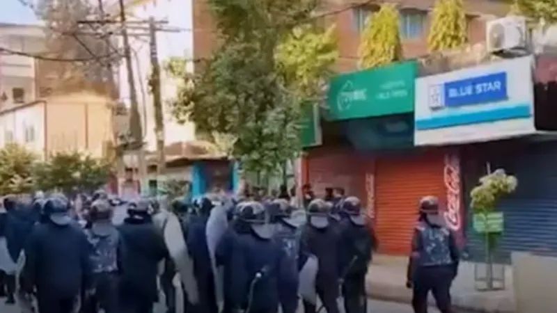 नेपाल के बीरगंज में भारी तनाव, TikTok वीडियो वायरल होने के बाद दो गुट आए आमने-सामने; जानें पूरा मामला
