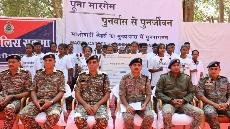 नक्सलियों में दिख रहा जवानों के ऑपरेशन का खौफ! सुकमा में 26 नक्सलियों ने किया सरेंडर, 64 लाख था इनाम