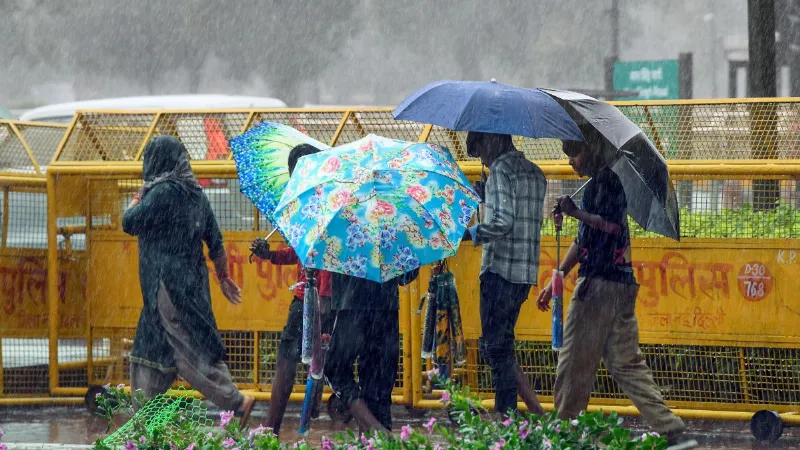 Delhi Rain: दिल्ली-NCR में बदला मौसम का मिजाज, कई इलाकों में शुरू हुई झमाझम बारिश, AQI 300 पार