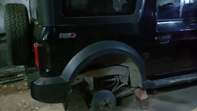 चोरों का अजीब कारनामा! कार छोड़ उसके टायर निकाल ले गए बदमाश, ईंट पर खड़ी कर गए गाड़ी