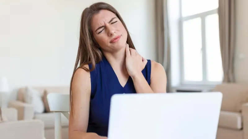 Lifestyle Excessive screen time of mobile-laptop causes pain in neck and eyes change these habits