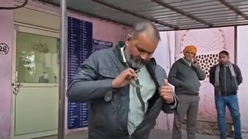 जिस सांप ने काटा, उसे जैकेट में रख शख्स पहुंच गया अस्पताल; वीडियो देख पकड़ लेंगे माथा