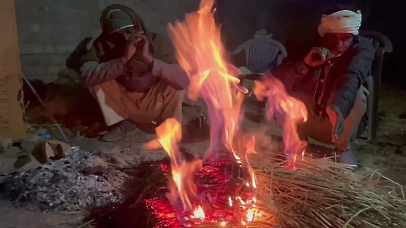 कड़ाके की ठंड से कांपा देश, दिल्ली में तीन साल की सबसे सर्द सुबह, शीतलहर और कोहरे का अलर्ट जारी