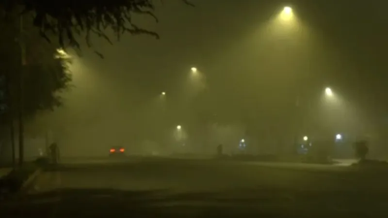 Weather Update: धुंध के आगे धंधुली हुई दिल्ली! 50 मीटर तक देख पाना मुश्किल; जानें मौसम का हाल