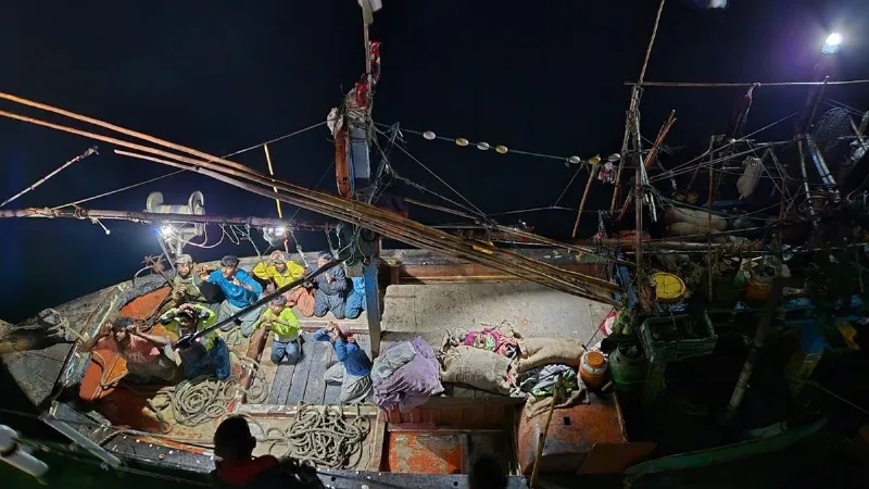 भारत की समुद्री सीमा में घुसी पाकिस्तानी नाव, कोस्ट गार्ड्स ने 9 क्रू मेंबर्स को किया गिरफ्तार