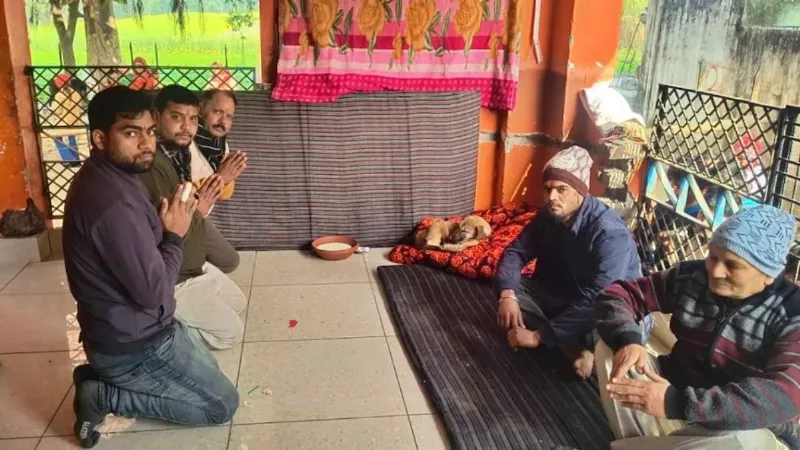 कोई छू रहा पैर, कोई टेक रहा माथा... बिजनौर में लोग क्यों कर रहे इस कुत्ते की पूजा? वजह कर देगी हैरान