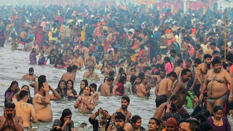 Magh Mela: मौनी अमावस्या पर संगम में करोड़ों लोगों ने लगाई आस्था की डुबकी; श्रद्धालुओं पर हुई फूलों की बारिश