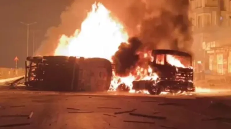 जयपुर-दिल्ली हाईवे पर टैंकर और ट्रेलर की भिड़ंत, केमिकल रिसाव से लगी भीषण आग, देखें तबाही का VIDEO
