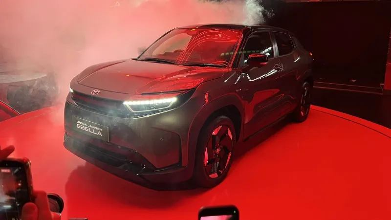 Toyota EV Launch: टोयोटा की इलेक्ट्रिक दुनिया में दमदार एंट्री, जानिए फीचर्स से लेकर रेंज तक सबकुछ