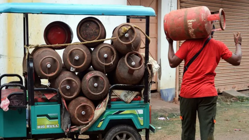 होली और दिवाली पर इन लोगों को फ्री मिलेगा गैस सिलेंडर, दिल्ली सरकार का फैसला