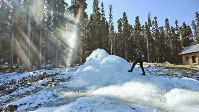 Aaj Ka Mausam: कश्मीर में भारी बर्फबारी, मैदानी इलाकों में बारिश का अलर्ट... फिर बदला मौसम का मिजाज