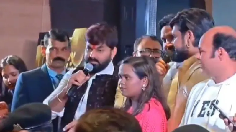 इधर आओ मेरी जान… भरी महफिल में पवन सिंह ने किसपर लुटाया प्यार? VIDEO वायरल