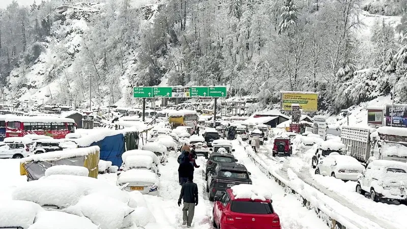 भारी बर्फबारी की चपेट में हिमाचल प्रदेश, लगा भयंकर जाम, सड़क पर रात गुजार रहे हजारों पर्यटक, VIDEO