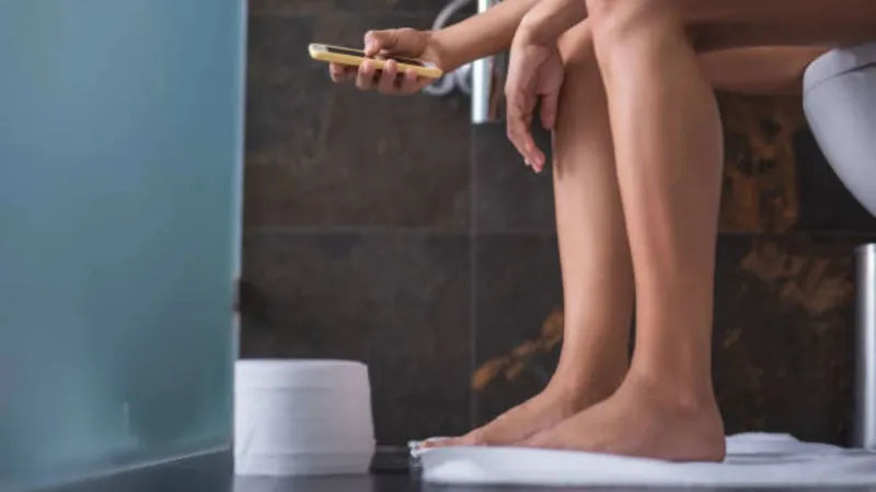 Do you use your phone in the toilet Change this habit now or your body could become a breeding ground for diseases