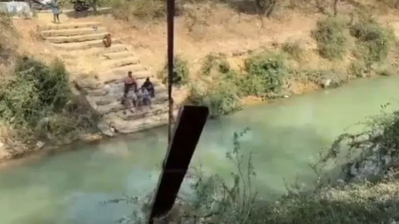 40 साल पुराना लोहे का पुल हुआ गायब, फिल्मी स्टाइल में हुई ये चोरी, जानकर आप भी पकड़ लेंगे माथा