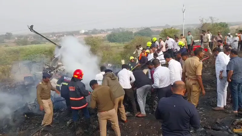 क्रैश होते ही आग का गोला बना प्लेन, धुंए का उठा गुबार... अजित पवार के विमान हादसे की CCTV फुटेज आई सामने