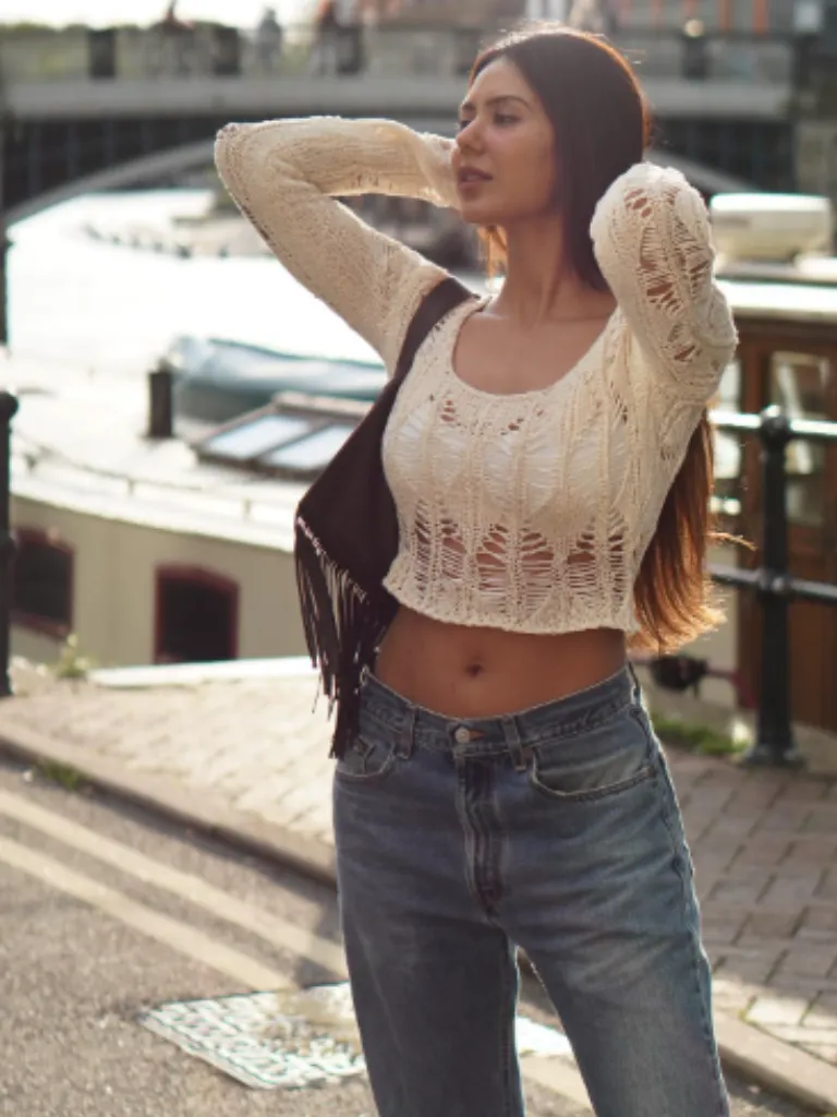 'बॉर्डर 2' की इस एक्ट्रेस की खूबसूरती और ग्लोइंग स्किन के पीछे का क्या है सीक्रेट? रोज करती हैं ये काम