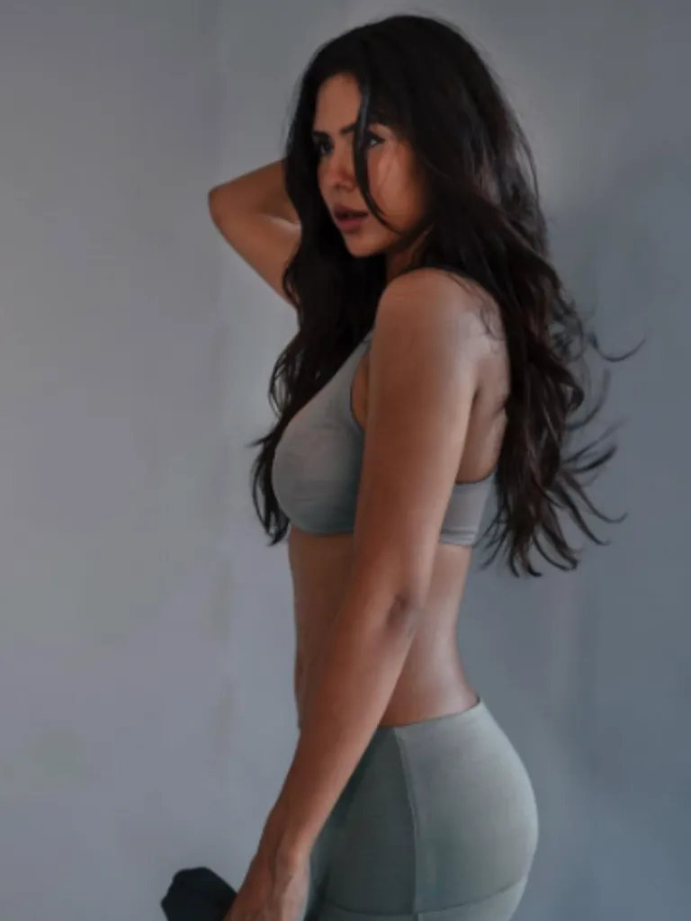 'बॉर्डर 2' की इस एक्ट्रेस की खूबसूरती और ग्लोइंग स्किन के पीछे का क्या है सीक्रेट? रोज करती हैं ये काम