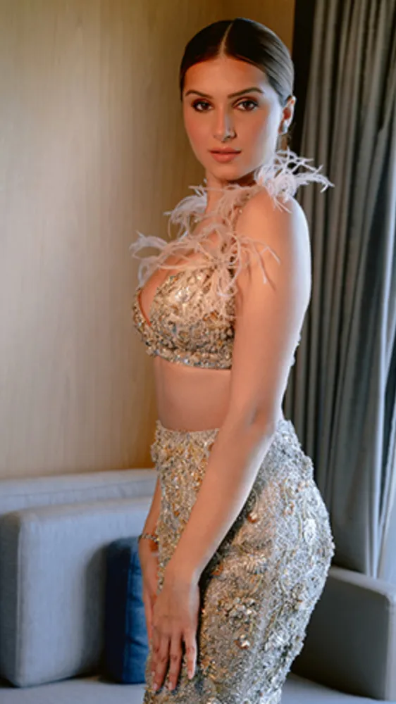 इंडियन हो या वेस्टर्न... हर लुक में कहर ढाती हैं तारा सुतारिया