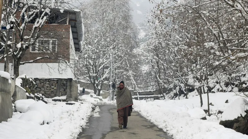 Weather Today: बर्फबारी से बढ़ेगी ठंड और शीतलहर, 5 राज्यों में होगी बारिश... IMD ने जारी किया अलर्ट