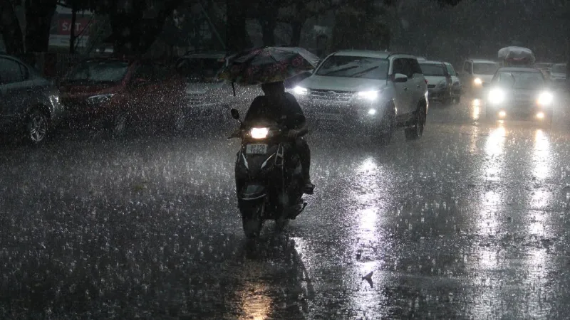 Aaj Ka Mausam: आंधी, बिजली के साथ होगी बारिश, दिल्ली-NCR समेत 8 राज्यों के लिए IMD की चेतावनी जारी
