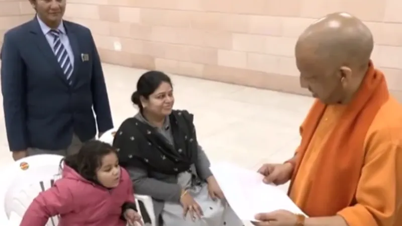 'जनता दर्शन' में बच्ची ने सीएम योगी को सुनाई कविता, सोशल मीडिया पर हो रहा जमकर वायरल; देखें VIDEO