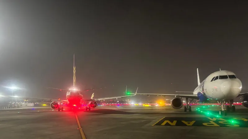 मुंबई एयरपोर्ट पर बड़ा हादसा टला, ग्राउंड मूवमेंट के दौरान दो विमानों के पंख टकराए; सभी यात्री सुरक्षित