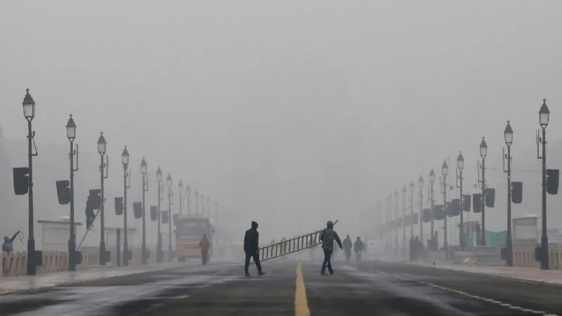 कोहरे की मोटी चादर में लिपटी दिल्ली, पहाड़ों पर बारिश-बर्फबारी.. UP के 23 जिलों के लिए IMD का अलर्ट जारी