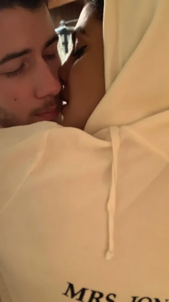 प्रियंका चोपड़ा ने पति निक जोनस के साथ शेयर की स्पेशल तस्वीरें, जमकर हो रहा वायरल