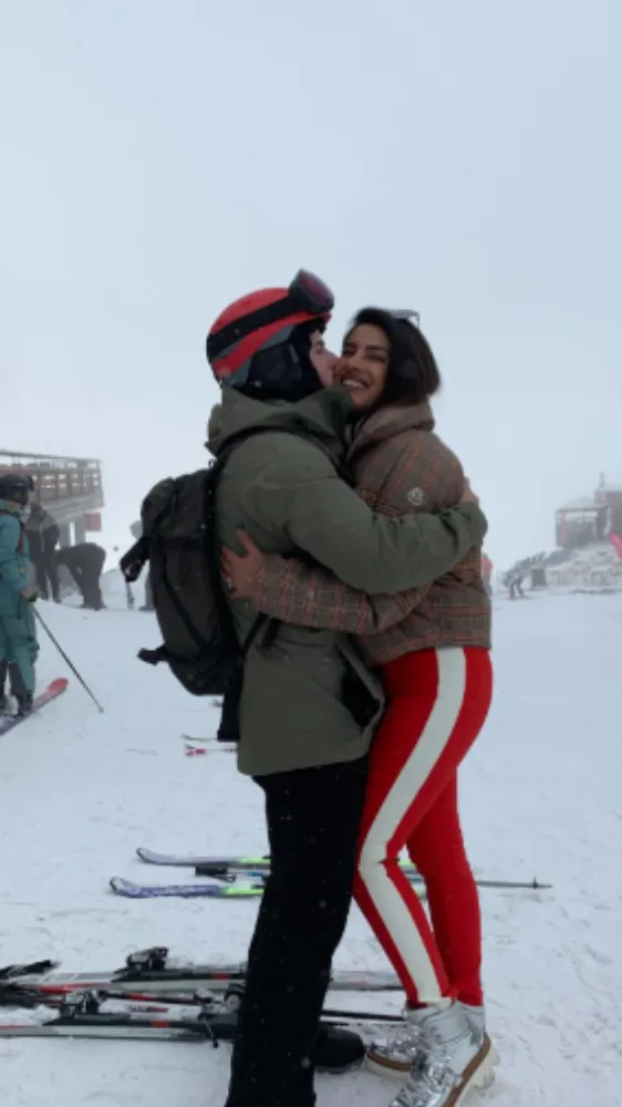 प्रियंका चोपड़ा ने पति निक जोनस के साथ शेयर की स्पेशल तस्वीरें, जमकर हो रहा वायरल